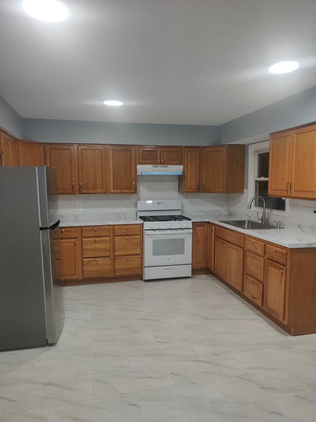 Spacious kitchen - 186 Highland Ave