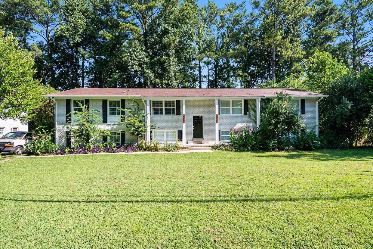 Primary Photo - 2364 Peachwood Cir NE