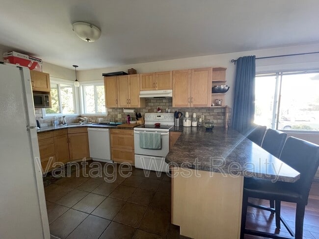 Building Photo - 1291-A Kelglen Cres