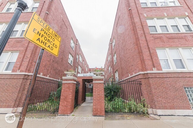 Foto del edificio - 3115 W Foster Ave