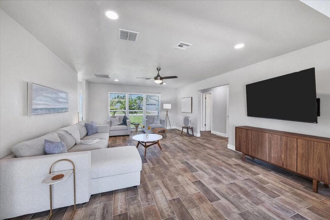 Building Photo - 510 Matares Dr
