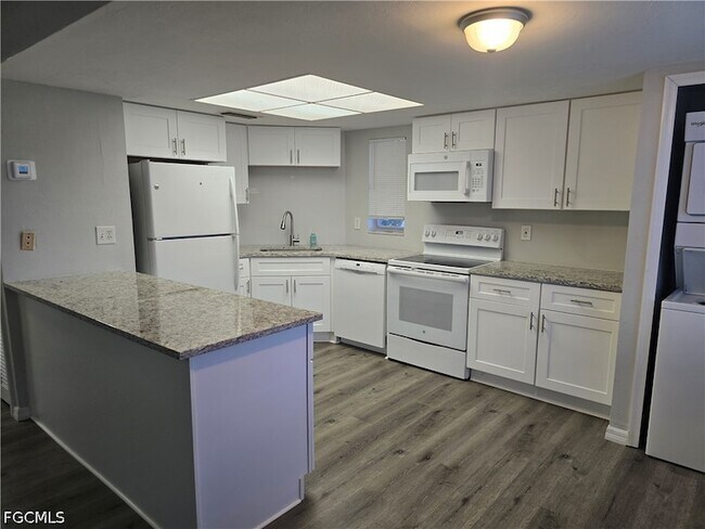 Building Photo - 5019 SW 16th Pl