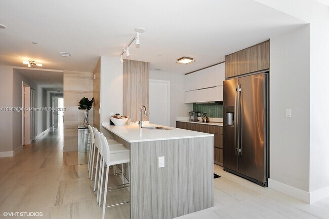 Foto del edificio - 600 NE 27th St