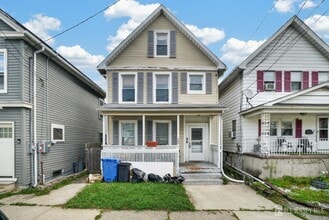 Building Photo - 127 S Pine Ave