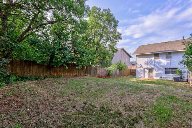 Foto del edificio - Charming Duplex with Fireplace and Prime Location Near Lake Hefner
