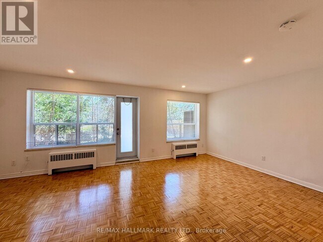 Photo du bâtiment - 30 Upper Canada Dr