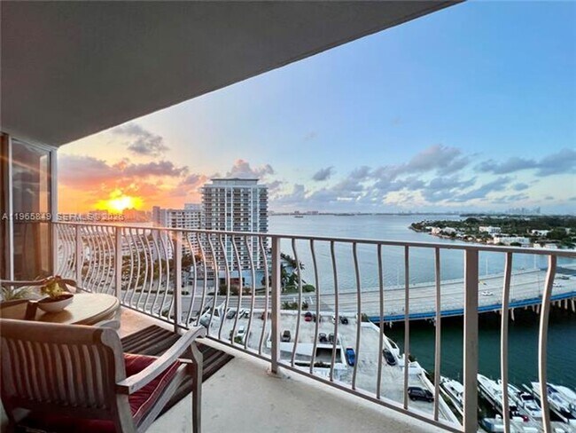 Foto del edificio - 7601 E Treasure Dr