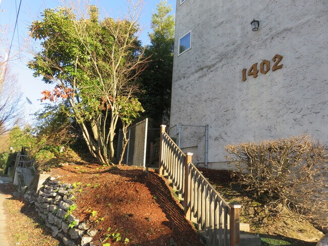 Building Photo - 1402 E Cherry St
