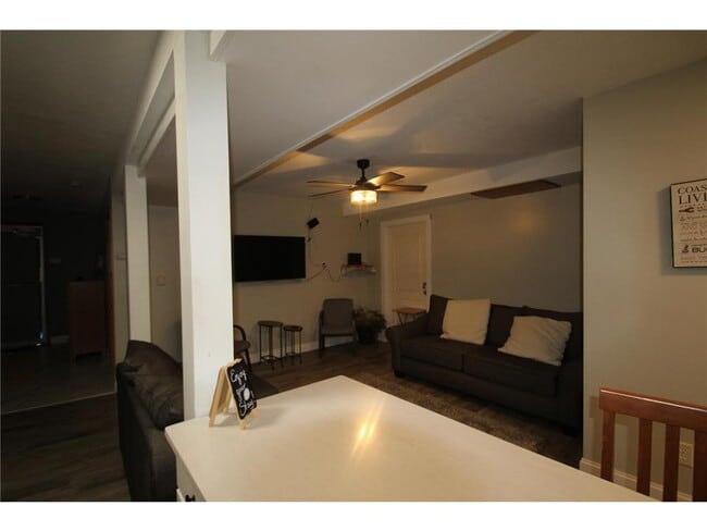 Building Photo - 401 W Main St