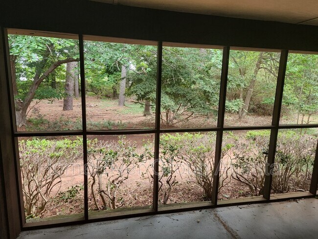 Building Photo - 2336 Country Club Dr SE