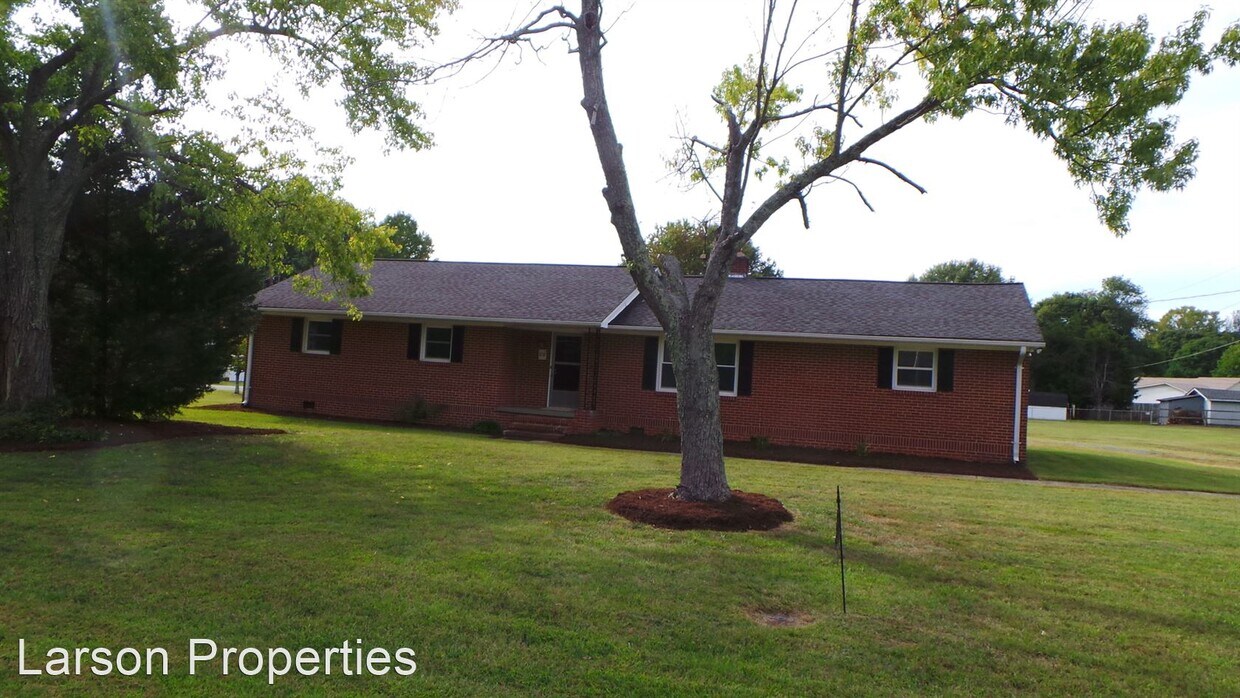 Foto principal - 3 br, 2 bath House - 818 Springwood Ave