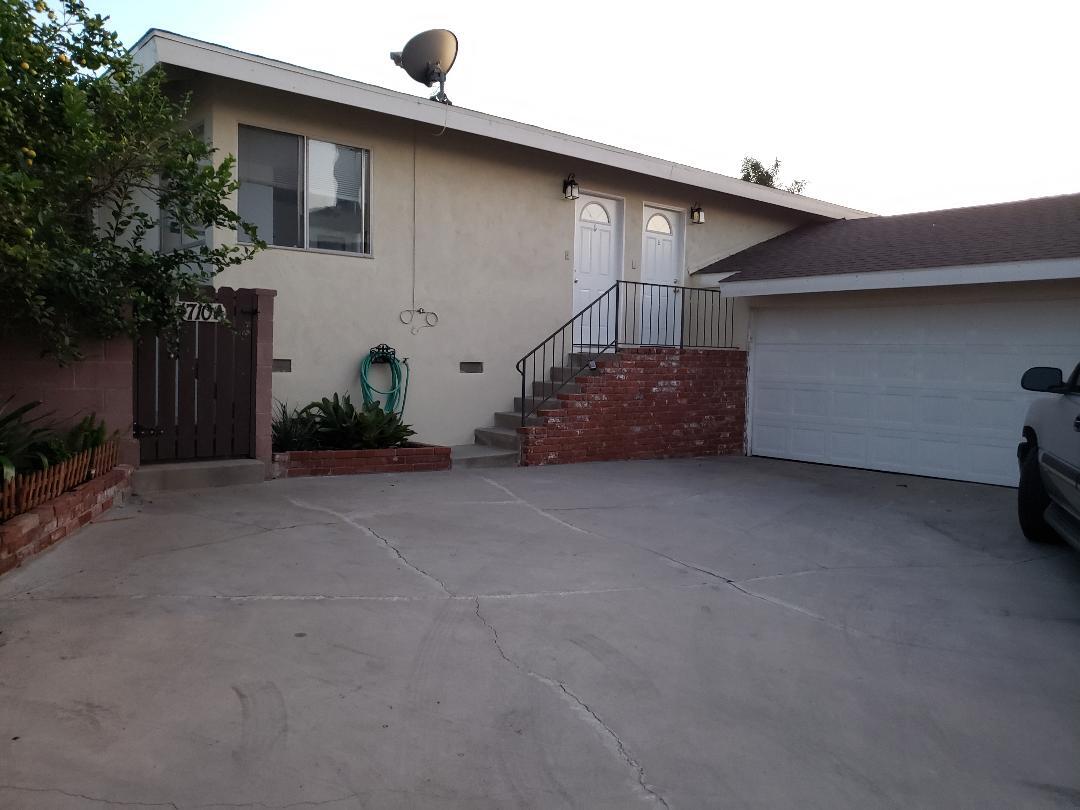La entrada principal/garaje compartido con apertura automática. Tiene tu propia puerta a un patio trasero y puerta de atrás de la entrada - 4710 W 131st St