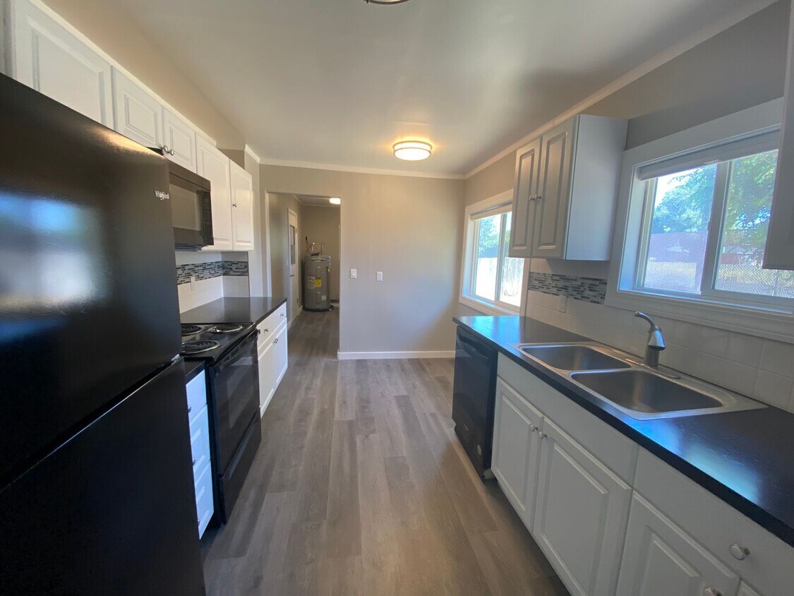 Foto principal - 3 Bed 1.5 bath home in Prineville