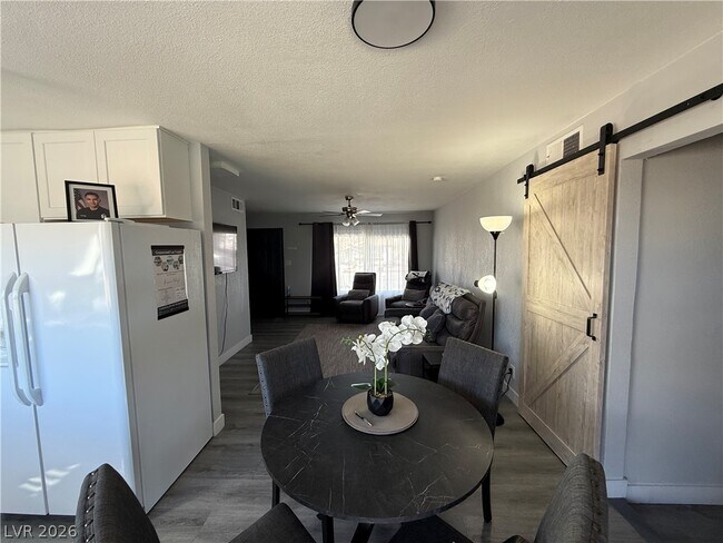 Foto del edificio - 7129 Grasswood Dr