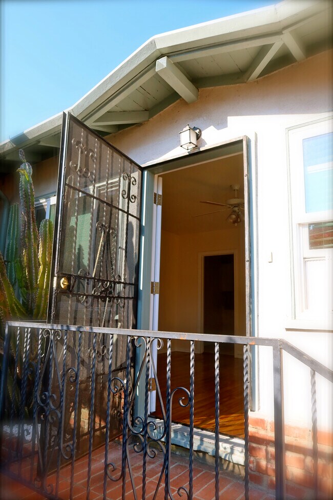 2135 N Gower St Unit 2, Los Angeles, CA 90068 Apartments in Los