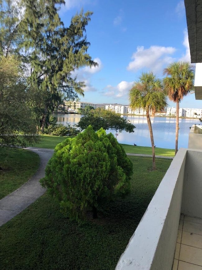 Foto del edificio - 10090 NW 80th Ct