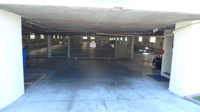 Garaje y estacionamiento para invitados - 15006 Inglewood Ave