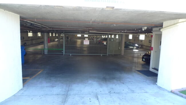 Garage & guest parking - 15006 Inglewood Ave
