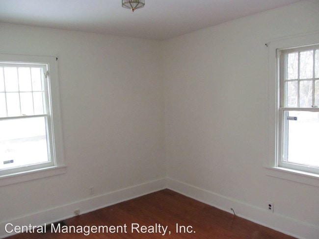 Building Photo - 401 E Woodside St