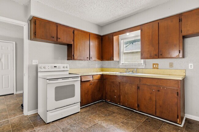 Building Photo - 807 W Sabine St