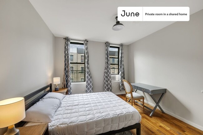 Building Photo - Private bedroom in 3 bed/1 bath Home
