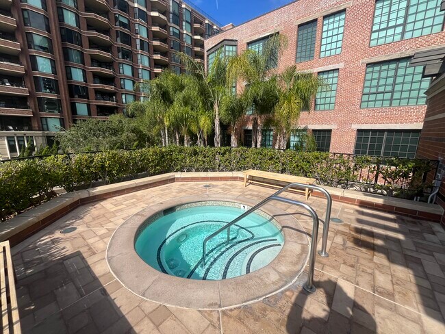 Foto del edificio - 500 W Harbor Dr