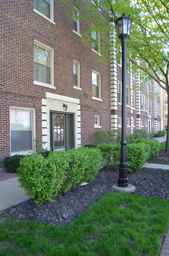 Entrance - 207 Chicago Ave