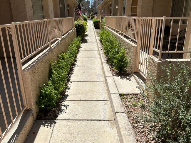 Foto del edificio - 3 Bedrooms 2.5 Bathrooms 2 car attached garage Gated Subdivision