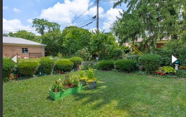 Foto del edificio - Quaint Duplex w/your Own Basement, Garage Space & Patio