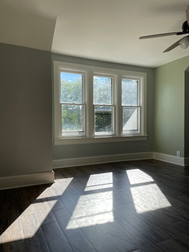 Building Photo - 406 15th St S