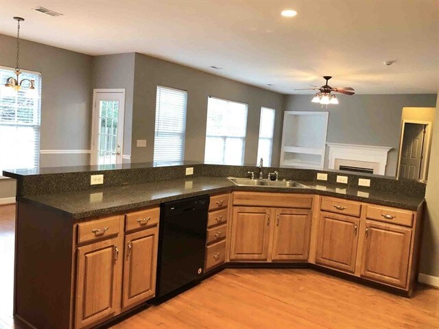 Foto del edificio - 1010 Tanyard Springs Dr
