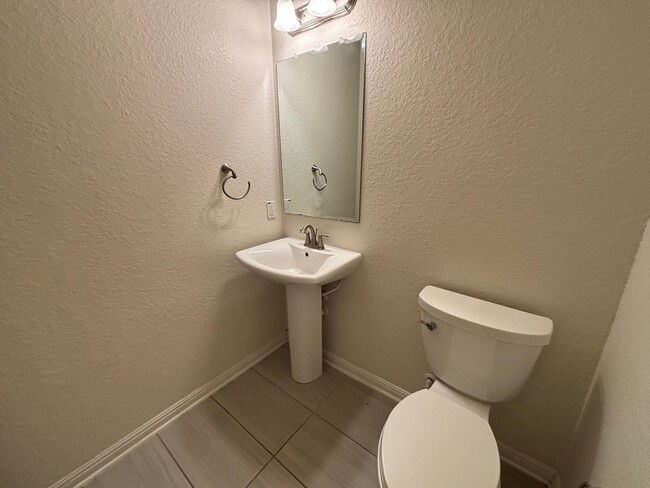 Foto del edificio - Beautiful 4-Bedroom Home with Free Communi...