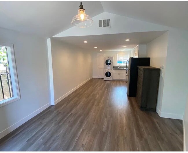 Vista desde la puerta principal - 261 S Ave 52