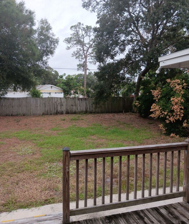 Foto del edificio - Annual 2 Bedroom + Den / 2 Bath Home – Sar...
