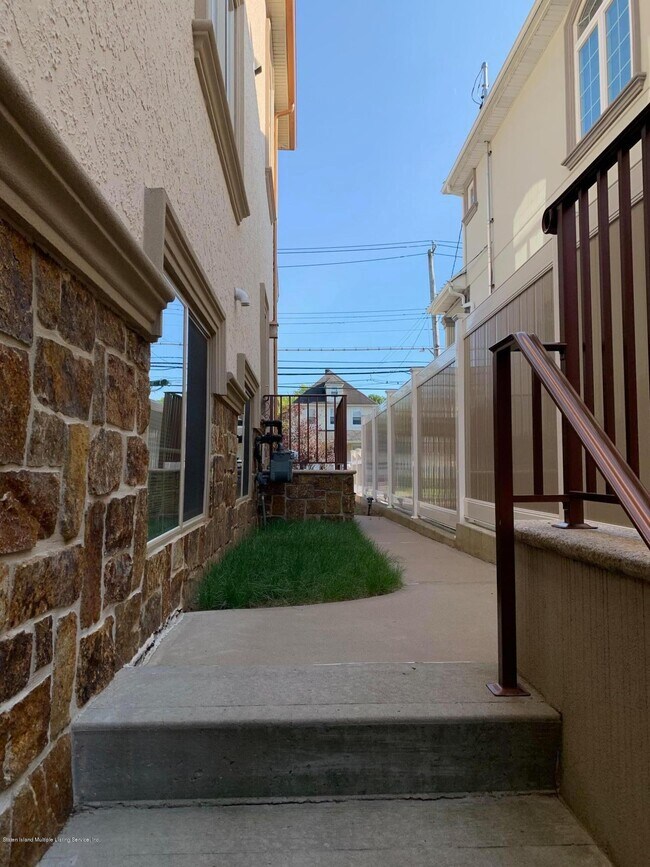 5295 Amboy Rd, Staten Island, NY 10312 Room for Rent in Staten Island