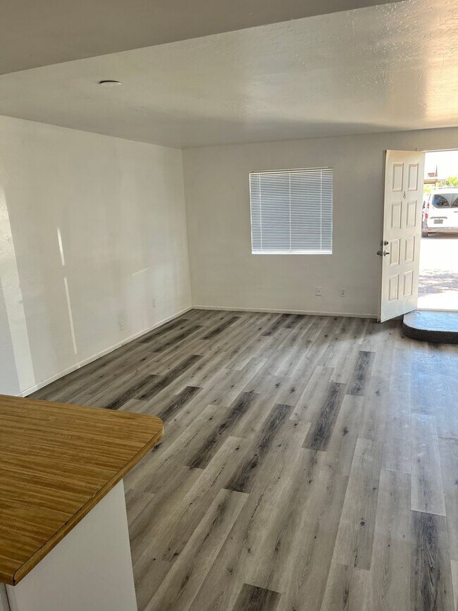 Building Photo - Larger Apartment in AJ! Winchester and 10t...