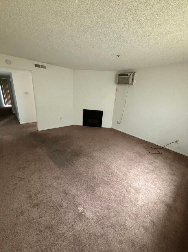 Foto del edificio - 56 Lark Center Dr