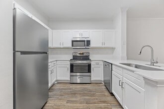 1BD, 1BA - 810SF - Kitchen - The Lodge at Spring Shadows