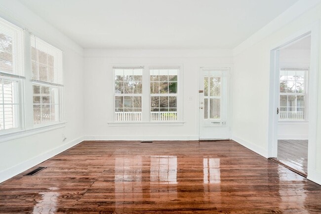 Building Photo - Classic Charleston Home with Modern Comforts!