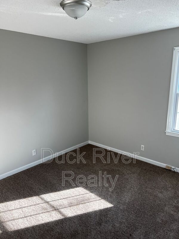 Building Photo - 525 Woods Dr