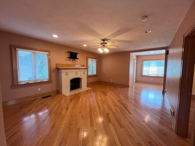Building Photo - 01525 - Briarwood 413 (LO)