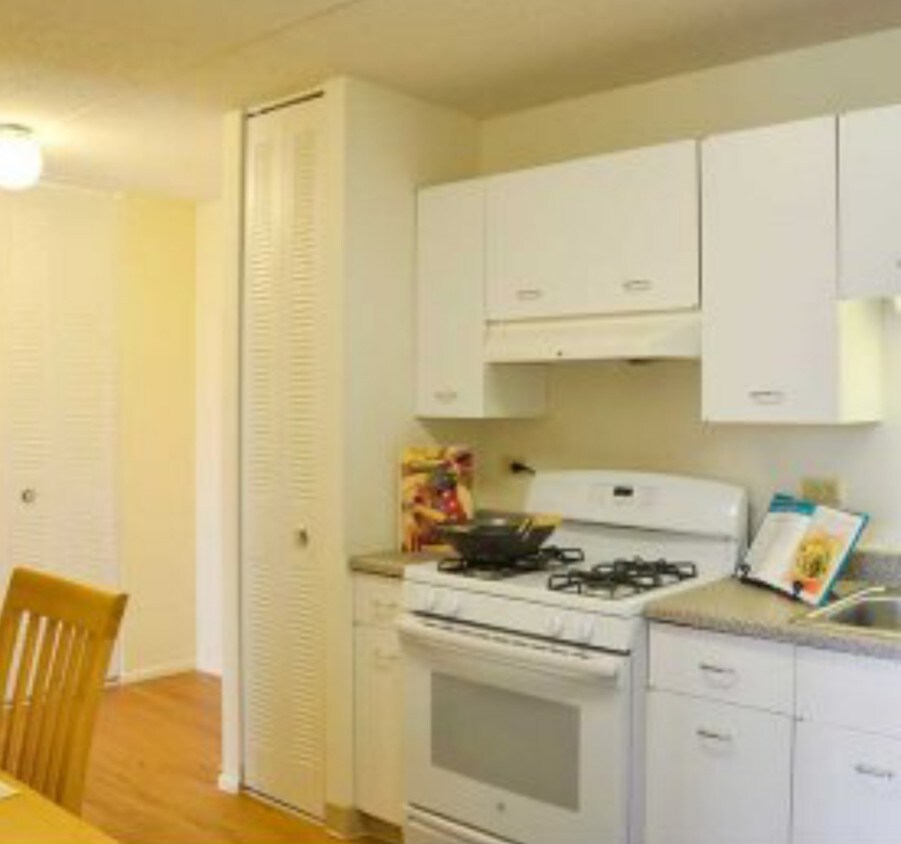 Foto principal - 5441 N East River Rd