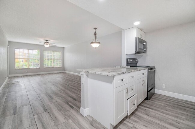 Foto del edificio - Gorgeous 1 bedroom 1 bath in  Addison Pointe. Boca Raton