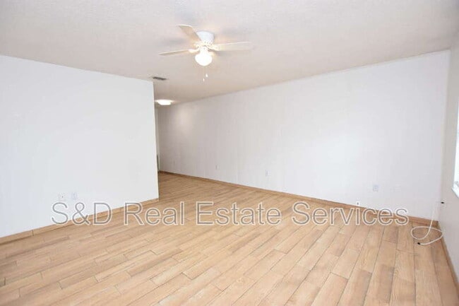 Building Photo - 613 Robin Rd