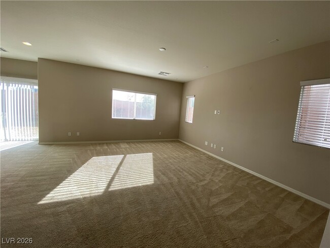 Foto del edificio - 8033 Ancient Oaks Ave