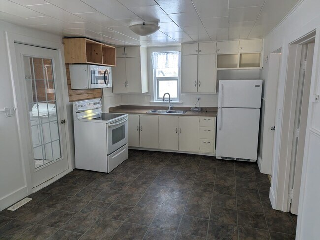 Building Photo - 1616-1102 102 Ave