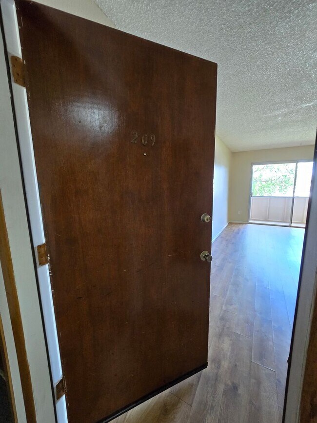 Foto del edificio - AVAILABLE NOW! Spacious Modern Condo in Gu...