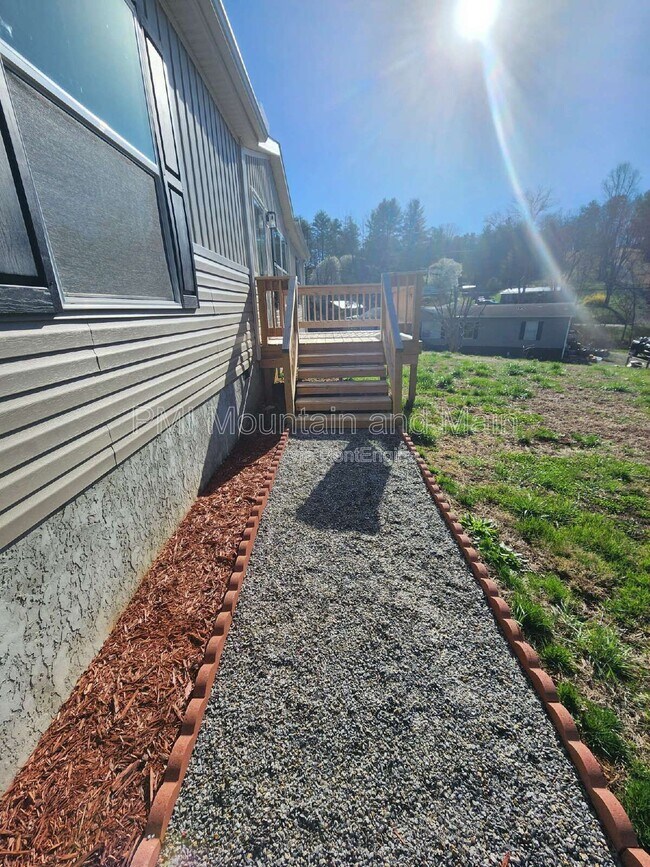 Foto del edificio - 102 Indian Camp Branch Rd