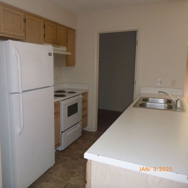 Building Photo - 2928 W Hills Dr