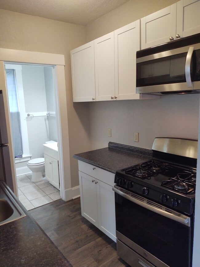 Building Photo - 611 N Perry St